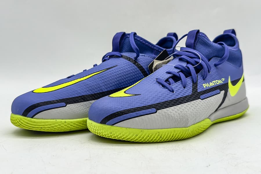 Paar Kinderschuhe Nike, Gr. 33,5